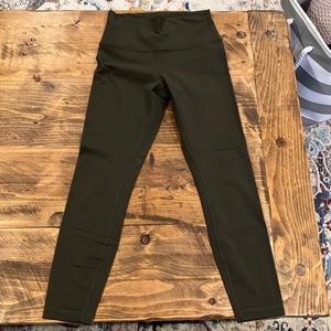 Lululemon wunder under train